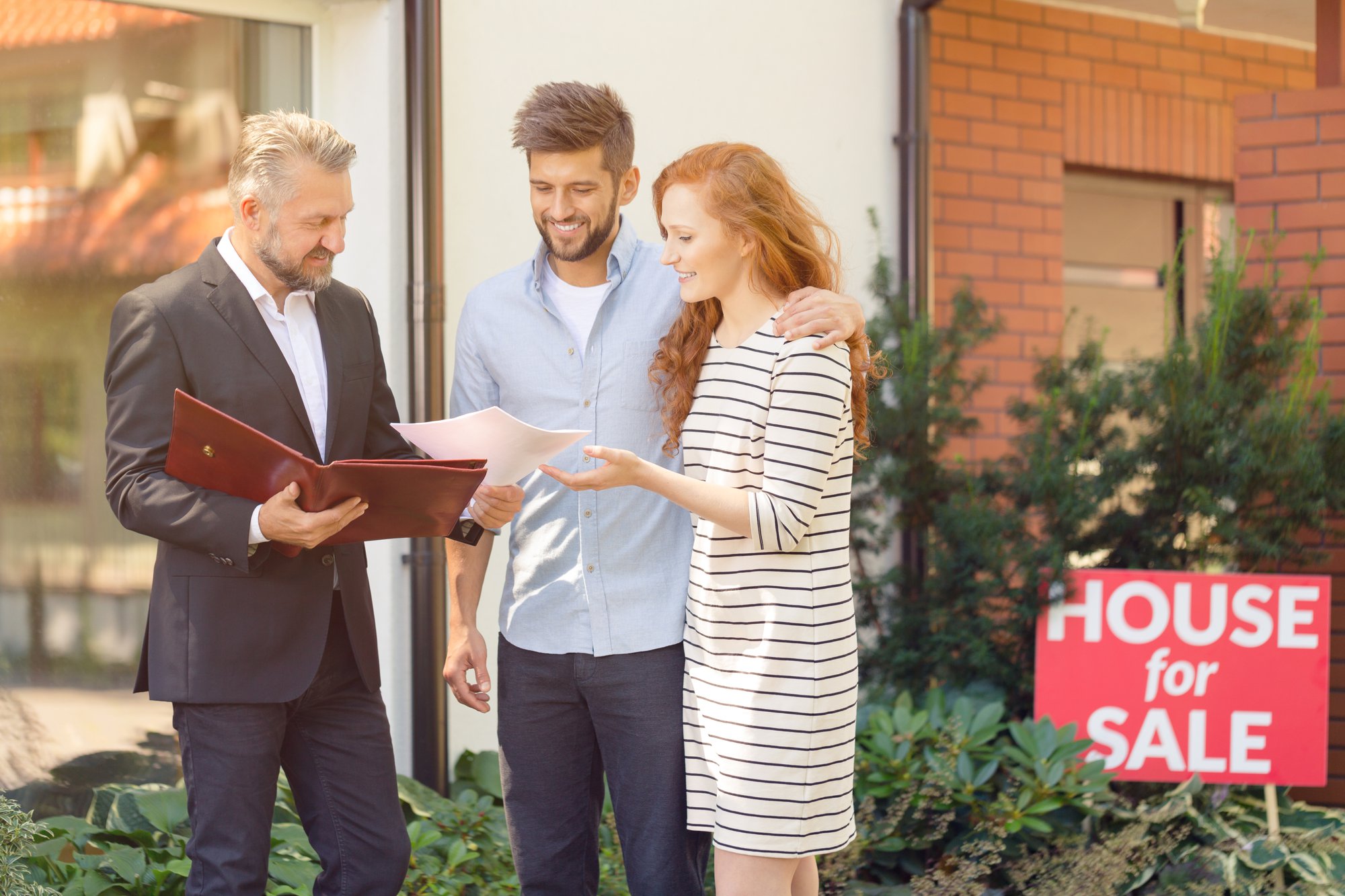 Eerst uw woning verkopen of toch al een nieuwe kopen? Wat is de beste strategie voor uw situatie? cover